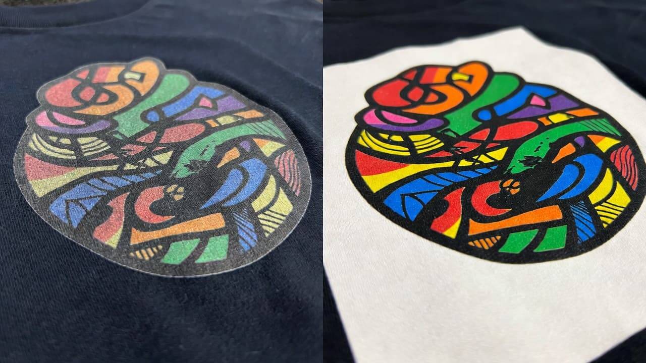 imagClose-up comparison of DTF print with white ink base versus without white ink on dark fabrice (2)