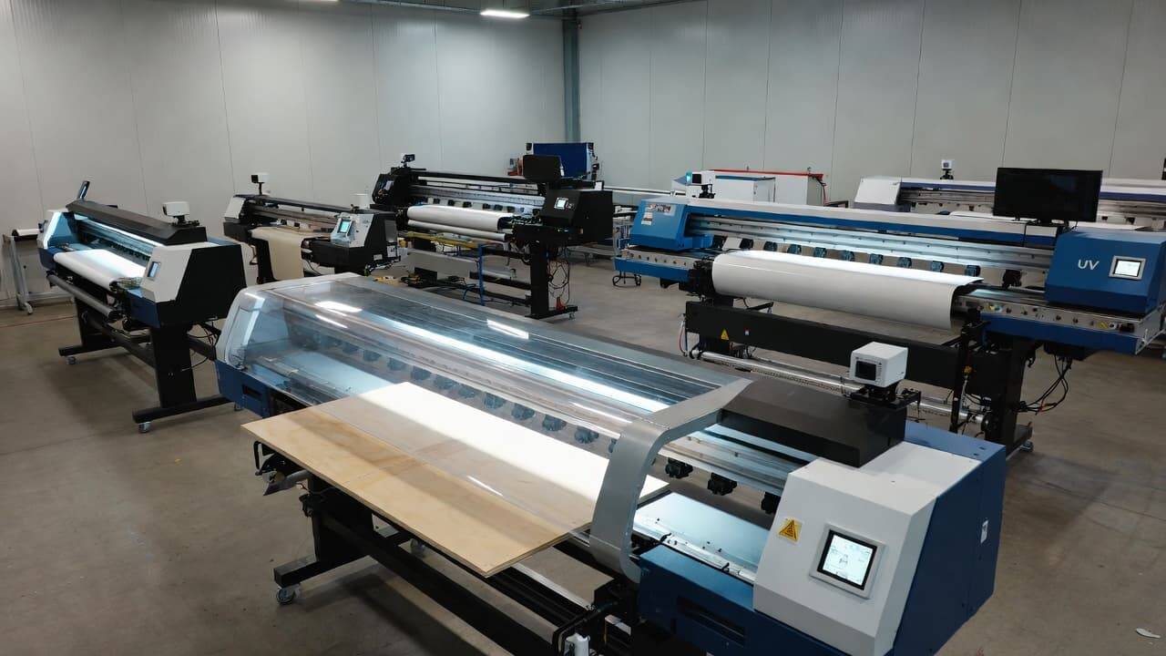 UV flatbed and roll-to-roll printers using vision alignment technology