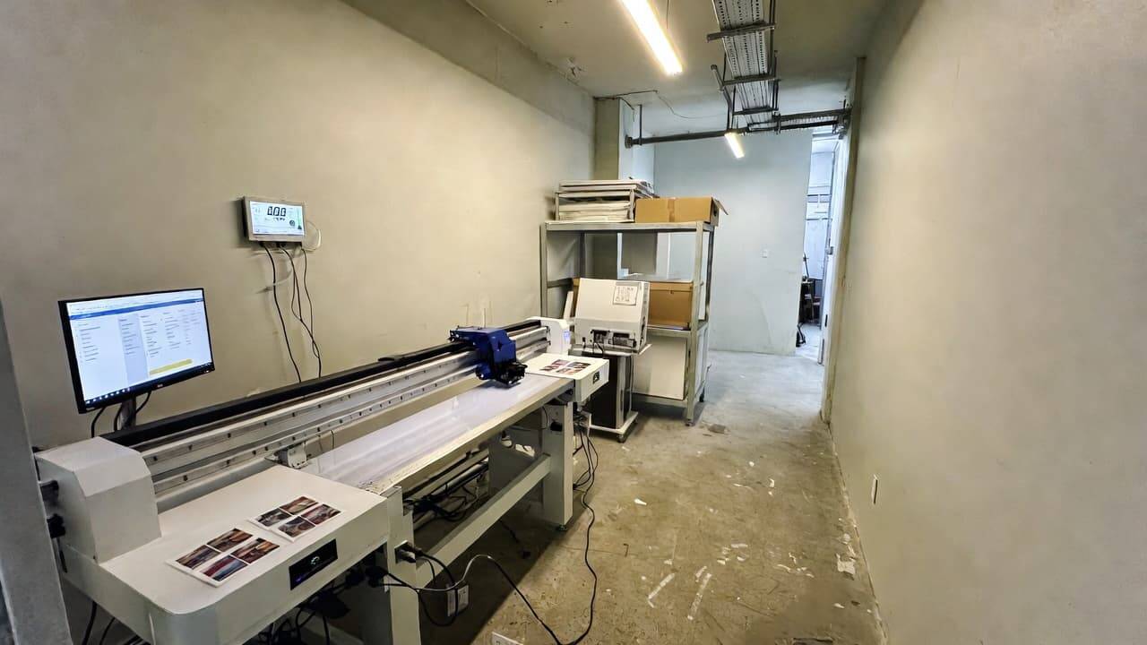 Controlled UV printing environment with temperature and humidity monitoring system